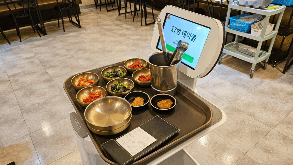 대구 금목정에서 밑반찬 서빙을 하는 서빙로봇 이리온2