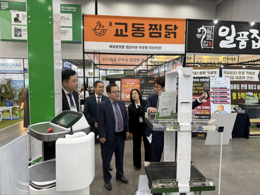 2025 KFA 대구 프랜차이즈 창업박람회의 VIP, 서빙로봇 이리온 부스 방문2