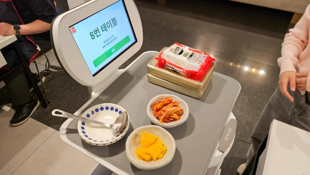 대구 동성로할매부대찌개에서 서빙중인 서빙로봇 이리온2