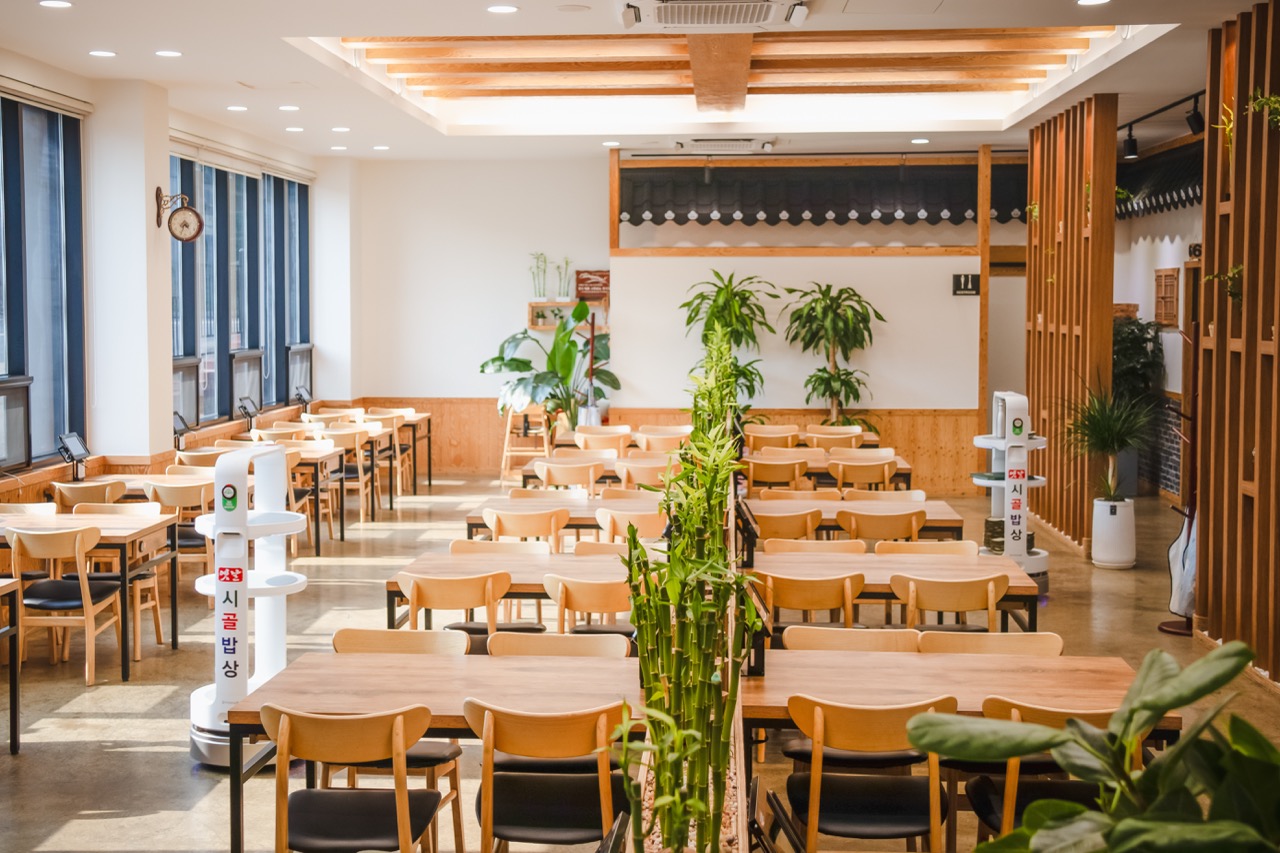 파주 시골 밥상 홀 모습 및 2대의 서빙로봇 이리온이 배치되어 있다.