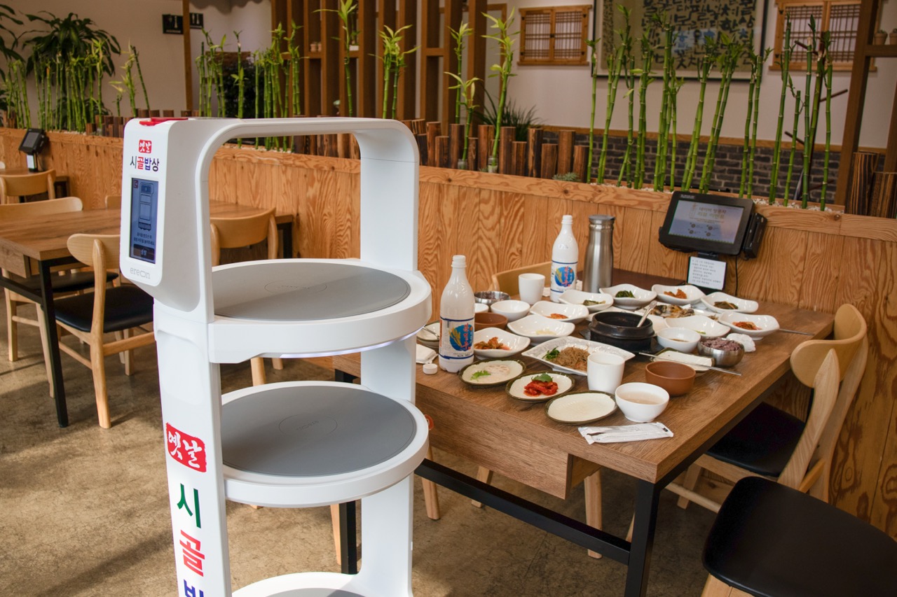 파주 시골 밥상 서빙로봇 이리온이 반찬을 서빙하고 있다.