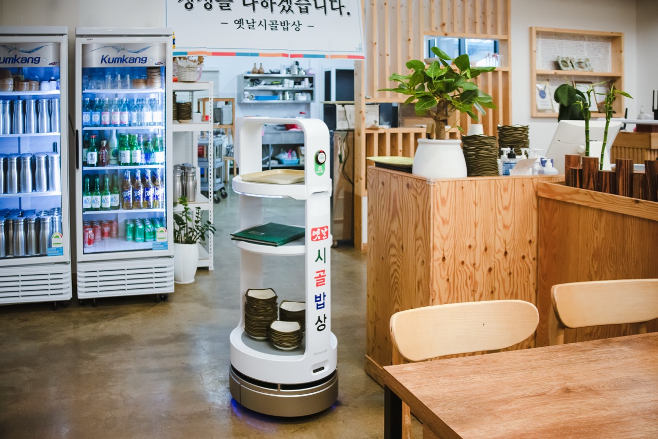 파주 시골 밥상 내 서빙로봇 이리온의 모습