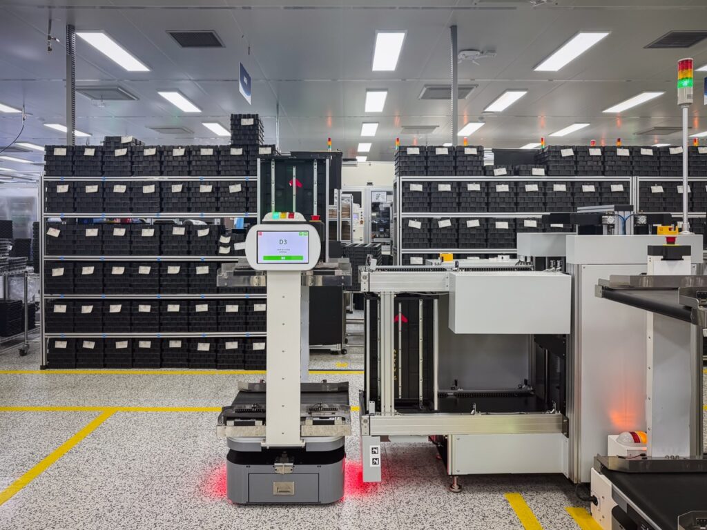 폴라리스쓰리디의 SMAR이 SMD 생산 라인에서 일하고 있는 모습